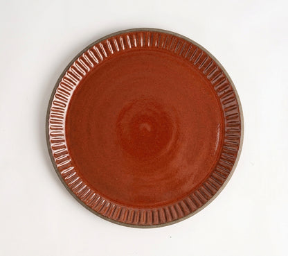 Prato Carving Refeição em cerâmica artesanal — argila Cappuccino, esmalte Sol de Terracota