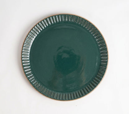 Prato Carving Refeição em cerâmica artesanal — argila Cappuccino, esmalte Verde Exército