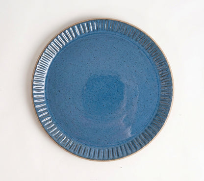 Prato Carving Refeição em cerâmica artesanal — argila Flocos, esmalte Azul Safira