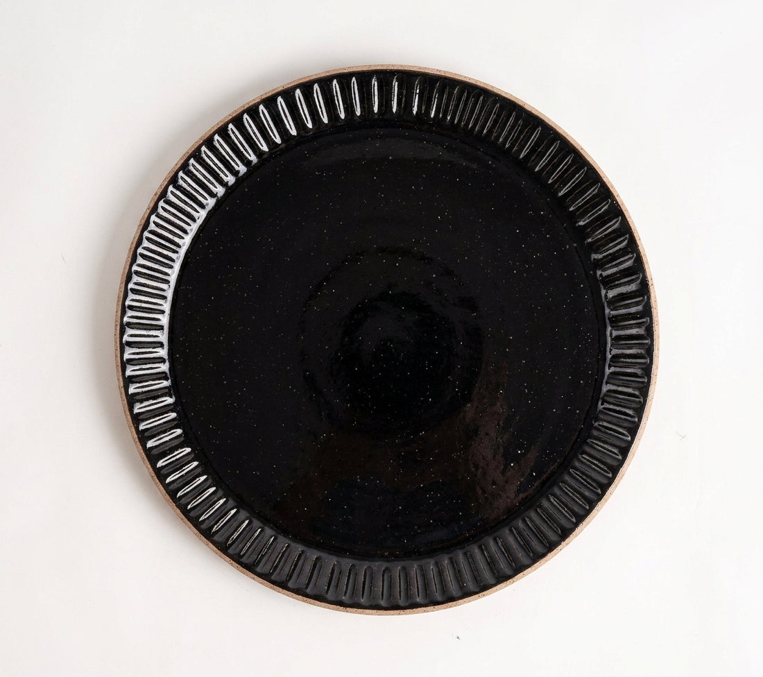 Prato Carving Refeição em cerâmica artesanal — argila Flocos, esmalte Preto Ébano