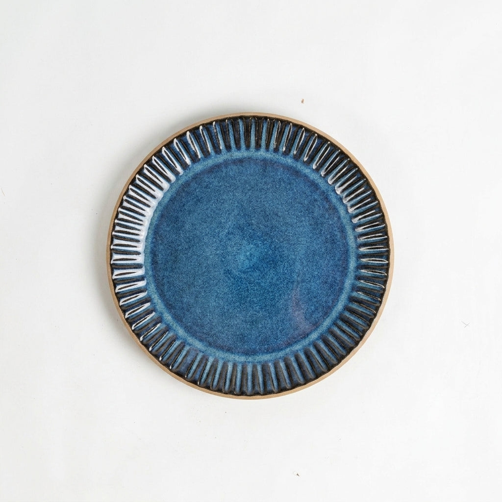 Prato Carving Sobremesa em cerâmica artesanal — argila Cappuccino, esmalte Azul Safira