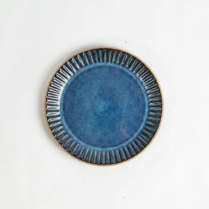 Prato Carving Sobremesa em cerâmica artesanal — argila Cappuccino, esmalte Azul Safira