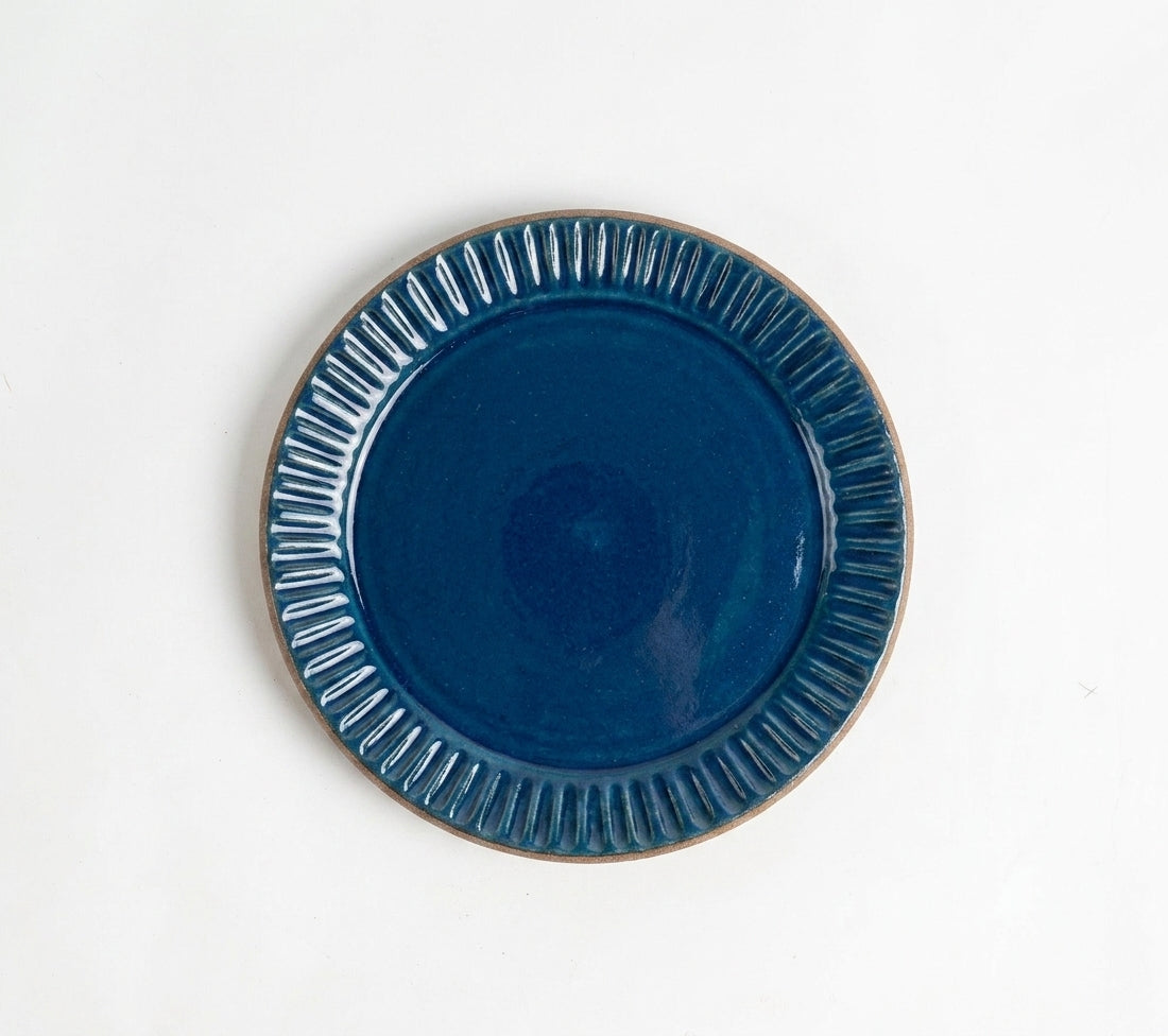 Prato Carving Sobremesa em cerâmica artesanal — argila Cappuccino, esmalte Lazuli