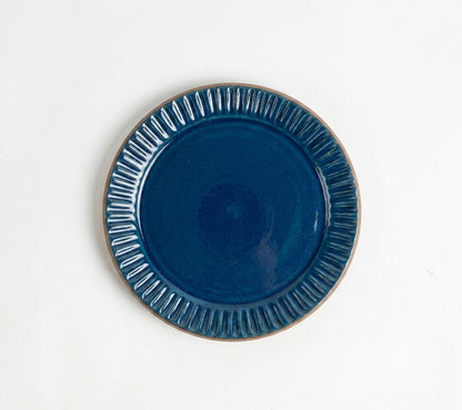 Prato Carving Sobremesa em cerâmica artesanal — argila Cappuccino, esmalte Lazuli