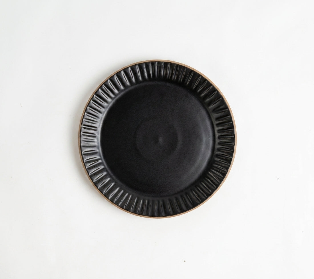 Prato Carving Sobremesa em cerâmica artesanal — argila Cappuccino, esmalte Preto Acetinado