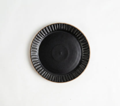 Prato Carving Sobremesa em cerâmica artesanal — argila Cappuccino, esmalte Preto Acetinado