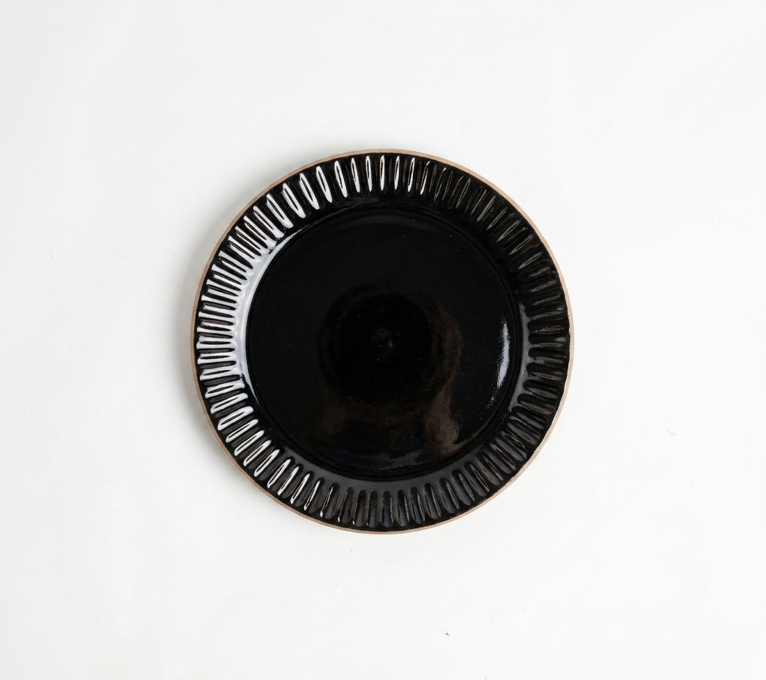 Prato Carving Sobremesa em cerâmica artesanal — argila Cappuccino, esmalte Preto Ébano