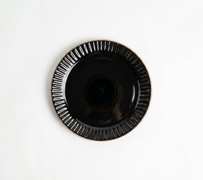 Prato Carving Sobremesa em cerâmica artesanal — argila Cappuccino, esmalte Preto Ébano