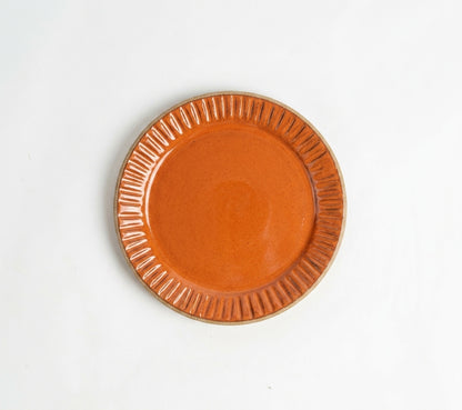 Prato Carving Sobremesa em cerâmica artesanal — argila Cappuccino, esmalte Sol de Terracota