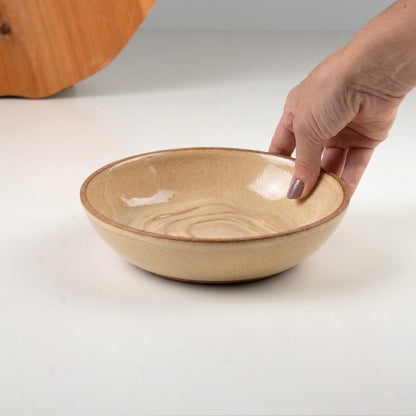 Prato Encontro Fundo Orgânico em cerâmica artesanal — tamanho 22CM, argila Cappuccino, esmalte Pedra Sabão
