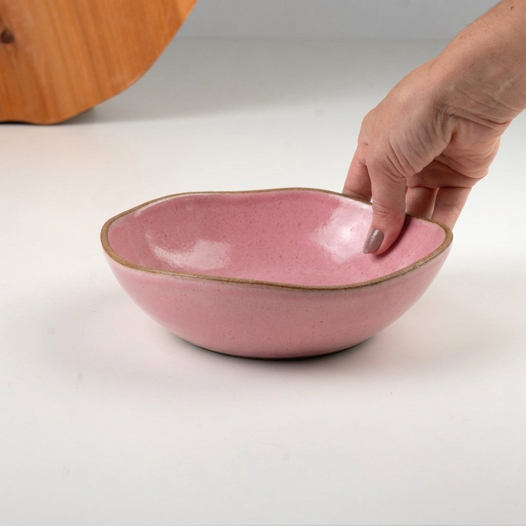 Prato Encontro Fundo Orgânico em cerâmica artesanal — tamanho 22CM, argila Cappuccino, esmalte Rosa Barbie