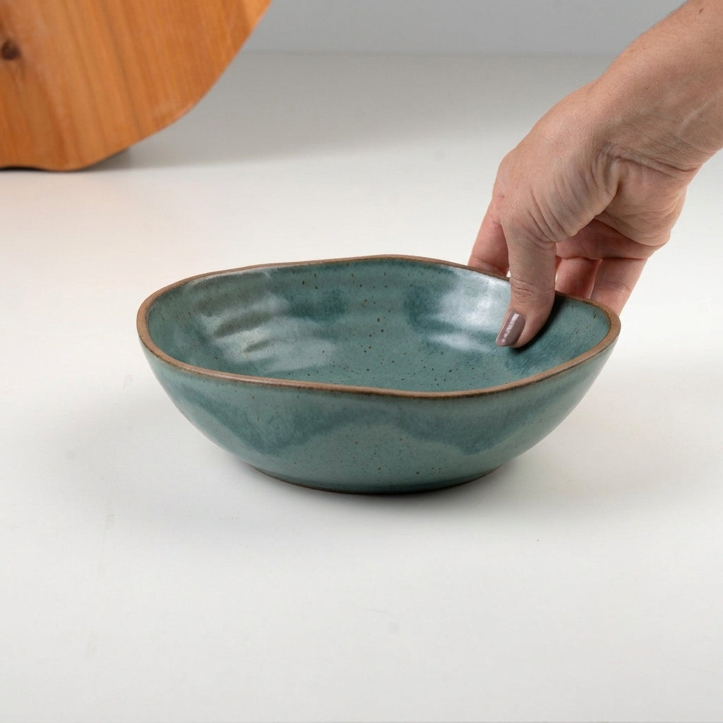 Prato Encontro Fundo Orgânico em cerâmica artesanal — tamanho 22CM, argila Cappuccino, esmalte Verde Exército