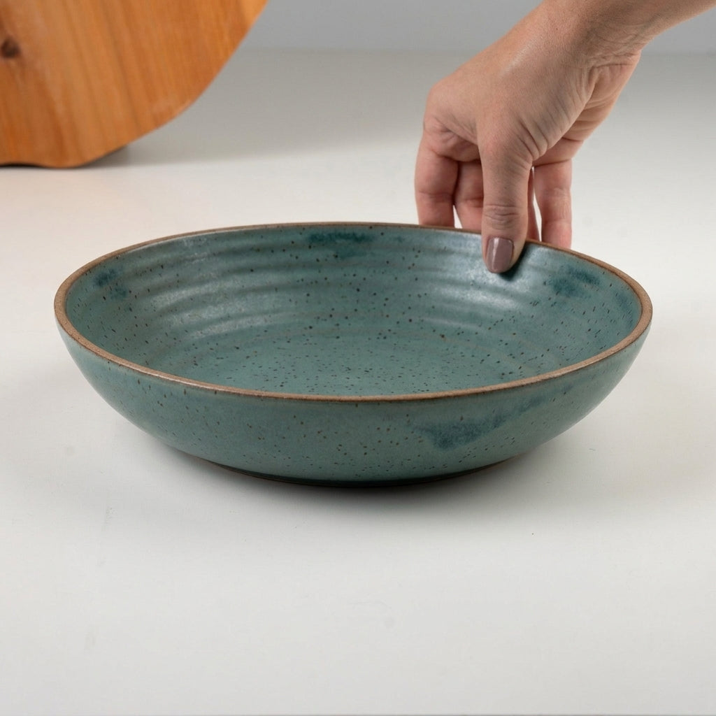 Prato Encontro Fundo Orgânico em cerâmica artesanal — tamanho 25CM, argila Cappuccino, esmalte Verde Exército