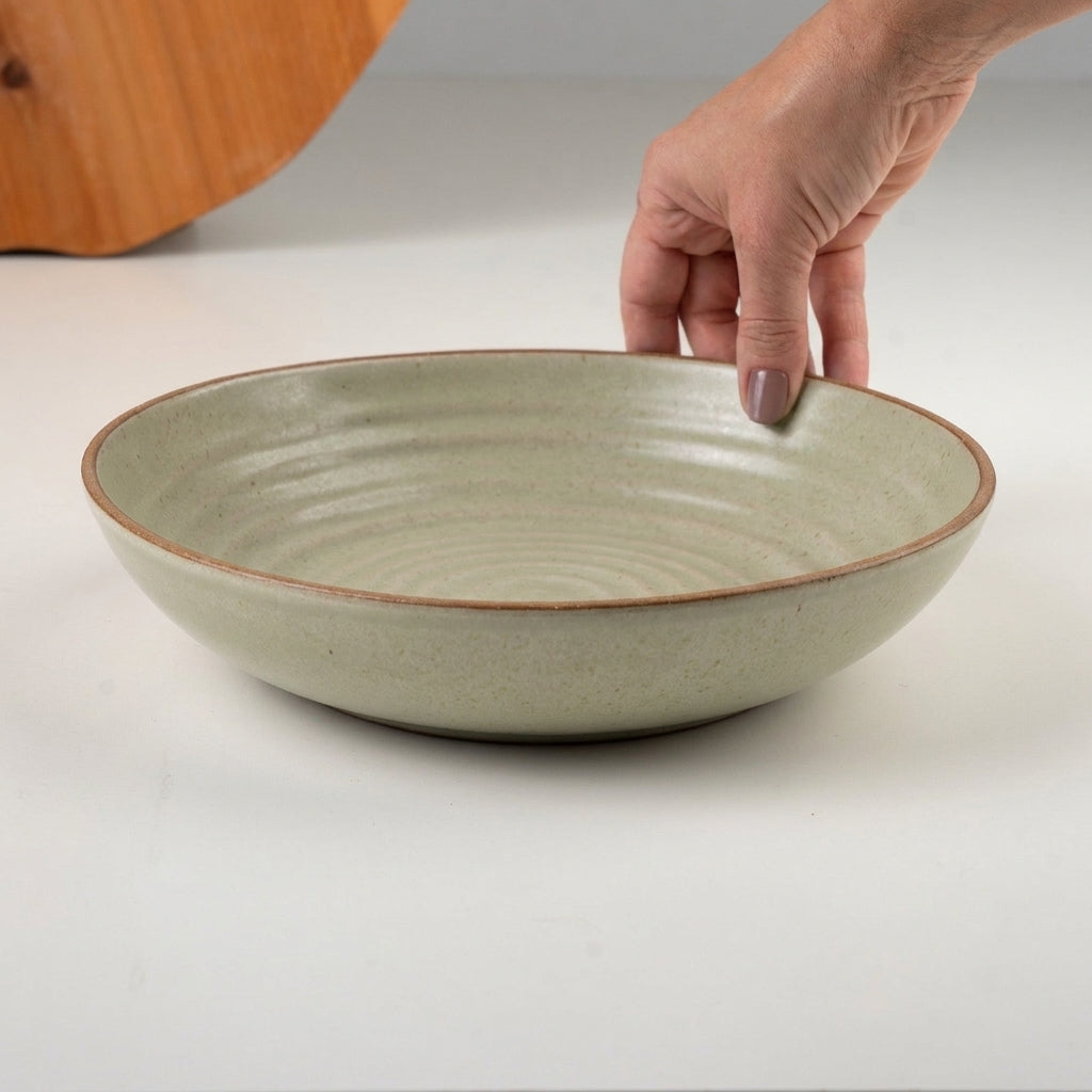 Prato Encontro Fundo Orgânico em cerâmica artesanal — tamanho 25CM, argila Cappuccino, esmalte Verde Pompeia