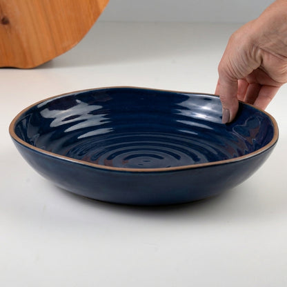 Prato Encontro Fundo Orgânico em cerâmica artesanal — tamanho 28CM, argila Cappuccino, esmalte Lazuli
