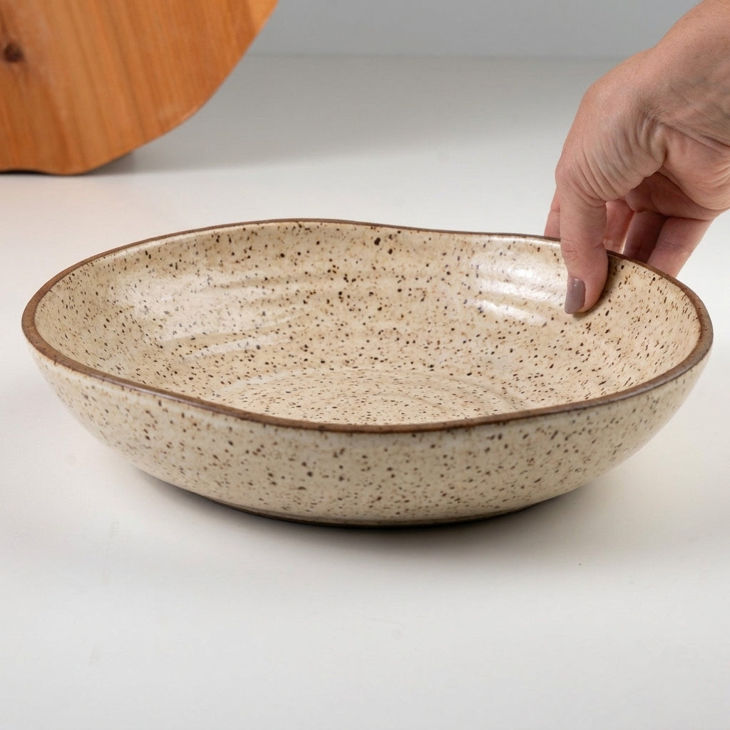 Prato Encontro Fundo Orgânico em cerâmica artesanal — tamanho 28CM, argila Flocos, esmalte Pedra Sabão