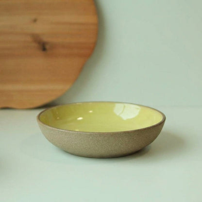 Prato Encontro Fundo em cerâmica artesanal — tamanho 28CM, argila Cappuccino, esmalte Amarelo Intenso