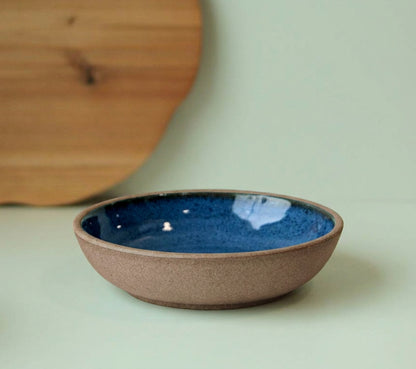 Prato Encontro Fundo em cerâmica artesanal — tamanho 25CM, argila Cappuccino, esmalte Azul Safira