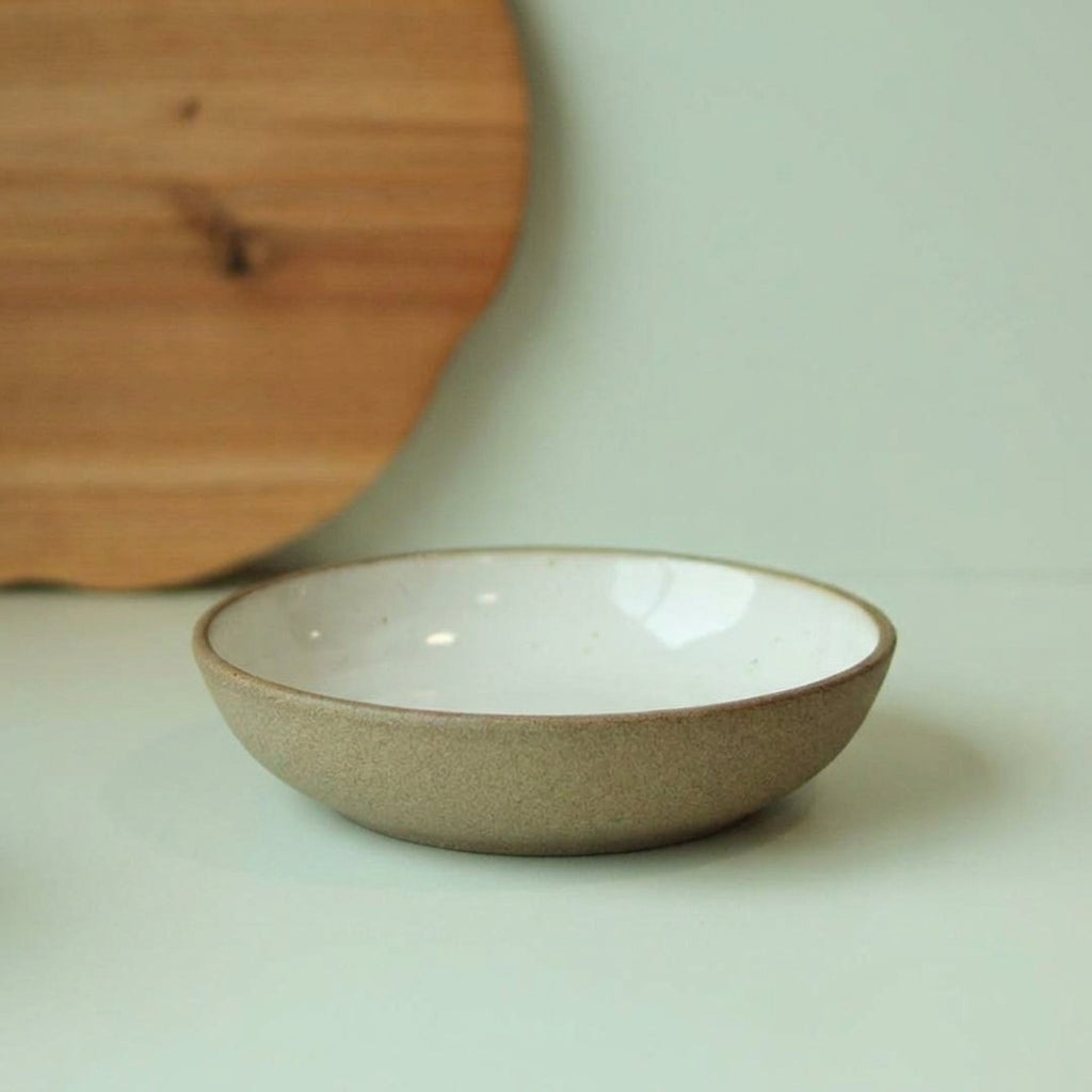 Prato Encontro Fundo em cerâmica artesanal — tamanho 25CM, argila Cappuccino, esmalte Branco AMME