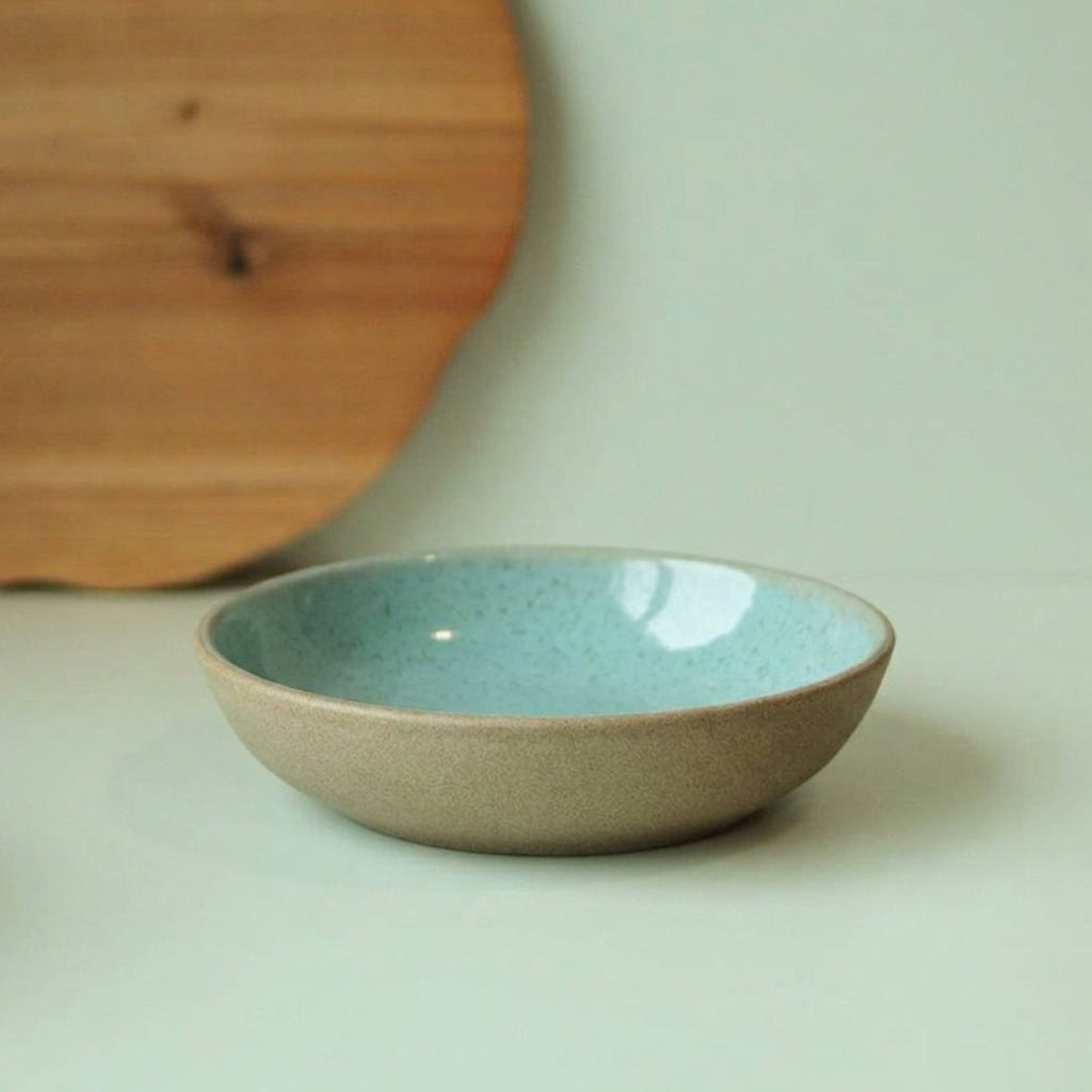 Prato Encontro Fundo em cerâmica artesanal — tamanho 28CM, argila Cappuccino, esmalte Jujuba
