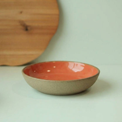 Prato Encontro Fundo em cerâmica artesanal — tamanho 25CM, argila Cappuccino, esmalte Laranja Intenso