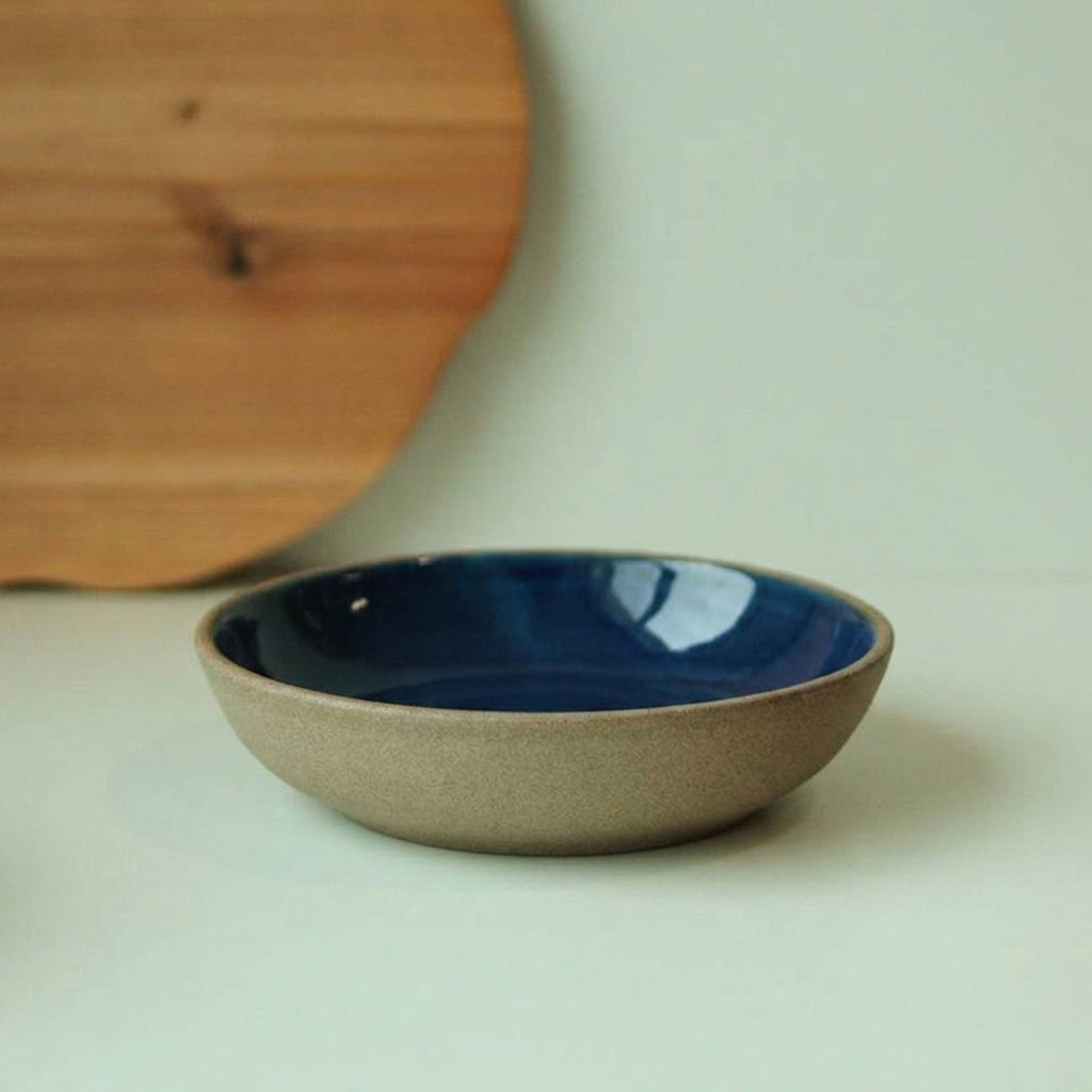 Prato Encontro Fundo em cerâmica artesanal — tamanho 19CM, argila Cappuccino, esmalte Lazuli