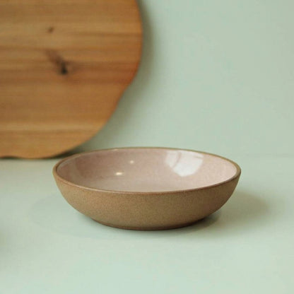 Prato Encontro Fundo em cerâmica artesanal — tamanho 28CM, argila Cappuccino, esmalte Nude