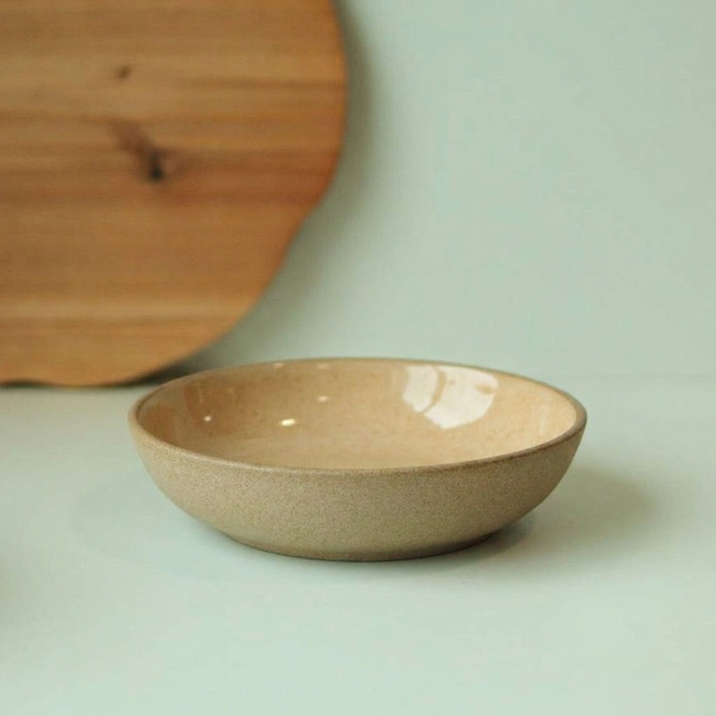 Prato Encontro Fundo em cerâmica artesanal — tamanho 28CM, argila Cappuccino, esmalte Pedra Sabão