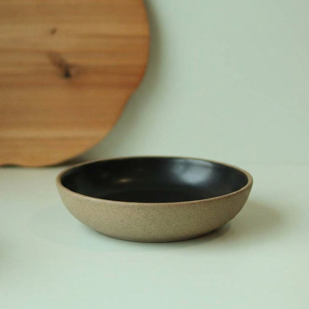 Prato Encontro Fundo em cerâmica artesanal — tamanho 28CM, argila Cappuccino, esmalte Preto Acetinado
