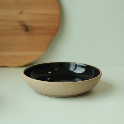 Prato Encontro Fundo em cerâmica artesanal — tamanho 19CM, argila Cappuccino, esmalte Preto Ébano