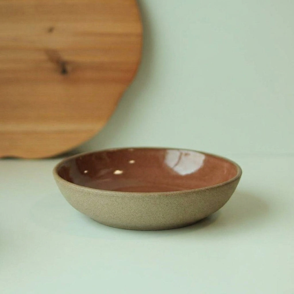 Prato Encontro Fundo em cerâmica artesanal — tamanho 22CM, argila Cappuccino, esmalte Sol de Terracota