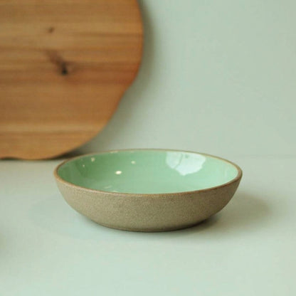 Prato Encontro Fundo em cerâmica artesanal — tamanho 28CM, argila Cappuccino, esmalte Verde Menta