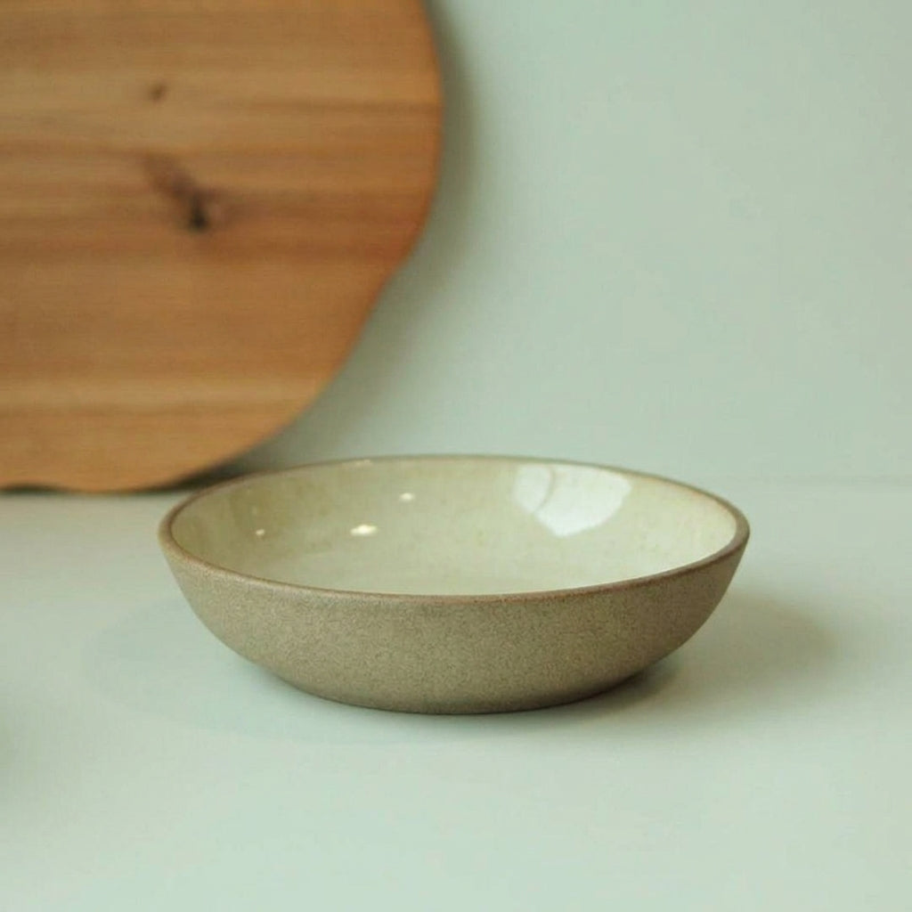 Prato Encontro Fundo em cerâmica artesanal — tamanho 28CM, argila Cappuccino, esmalte Verde Pompeia