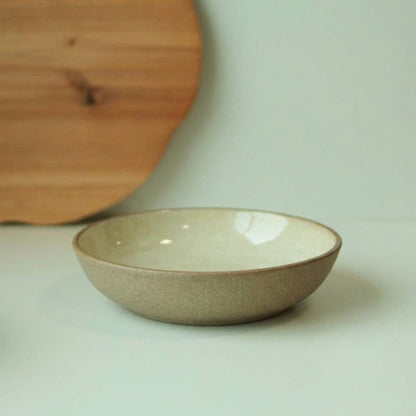 Prato Encontro Fundo em cerâmica artesanal — tamanho 28CM, argila Cappuccino, esmalte Verde Pompeia