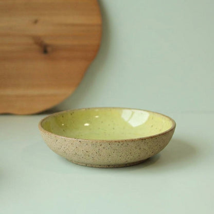 Prato Encontro Fundo em cerâmica artesanal — tamanho 19CM, argila Flocos, esmalte Amarelo Intenso