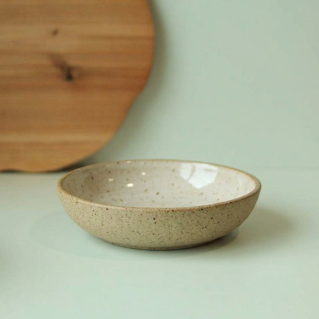 Prato Encontro Fundo em cerâmica artesanal — tamanho 28CM, argila Flocos, esmalte Branco AMME