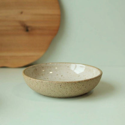 Prato Encontro Fundo em cerâmica artesanal — tamanho 28CM, argila Flocos, esmalte Branco AMME