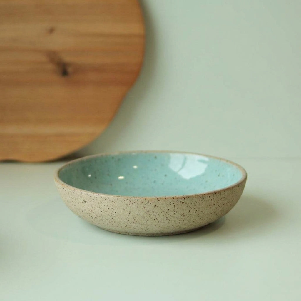 Prato Encontro Fundo em cerâmica artesanal — tamanho 22CM, argila Flocos, esmalte Jujuba