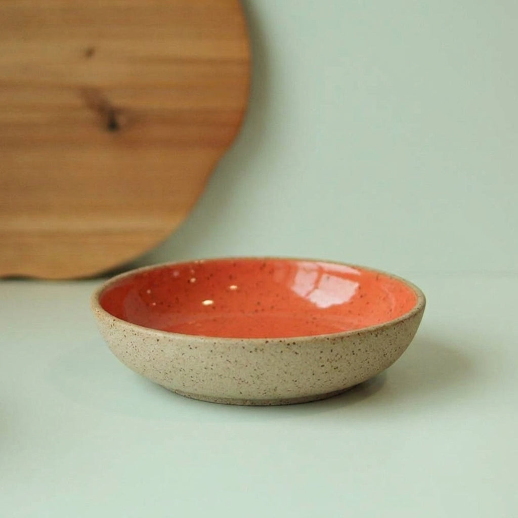 Prato Encontro Fundo em cerâmica artesanal — tamanho 22CM, argila Flocos, esmalte Laranja Intenso