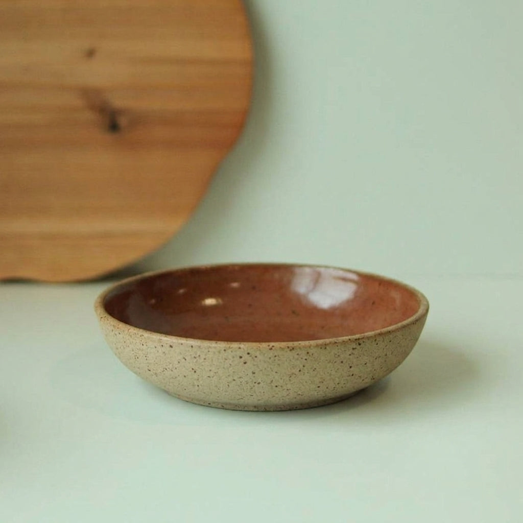 Prato Encontro Fundo em cerâmica artesanal — tamanho 22CM, argila Flocos, esmalte Sol de Terracota