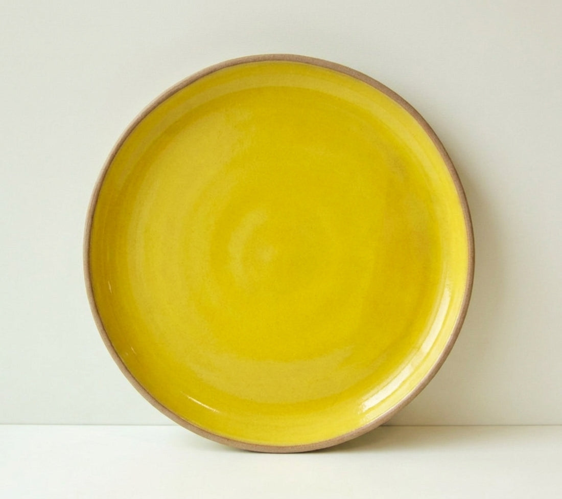 Prato Encontro Refeição Orgânico em cerâmica artesanal — argila Cappuccino, esmalte Amarelo Intenso