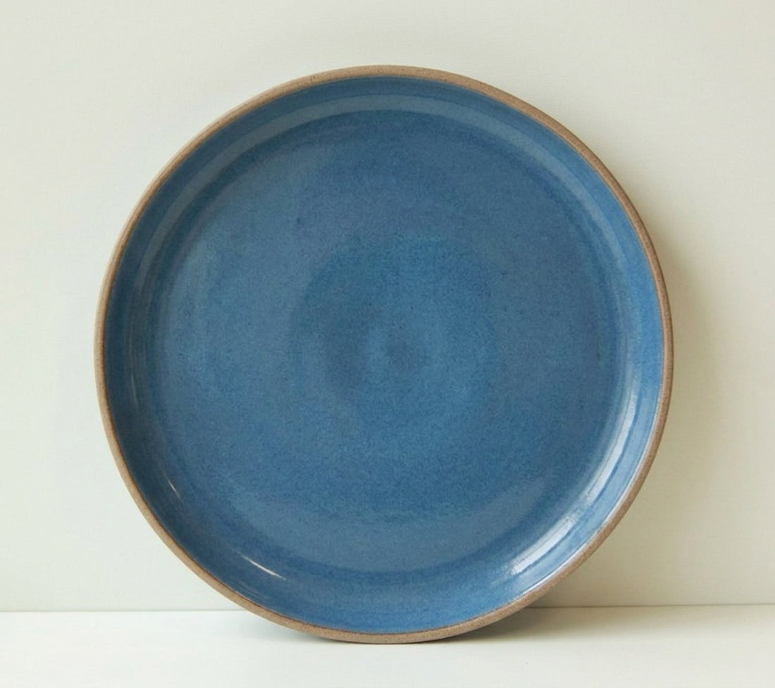 Prato Encontro Refeição Orgânico em cerâmica artesanal — argila Cappuccino, esmalte Azul Safira