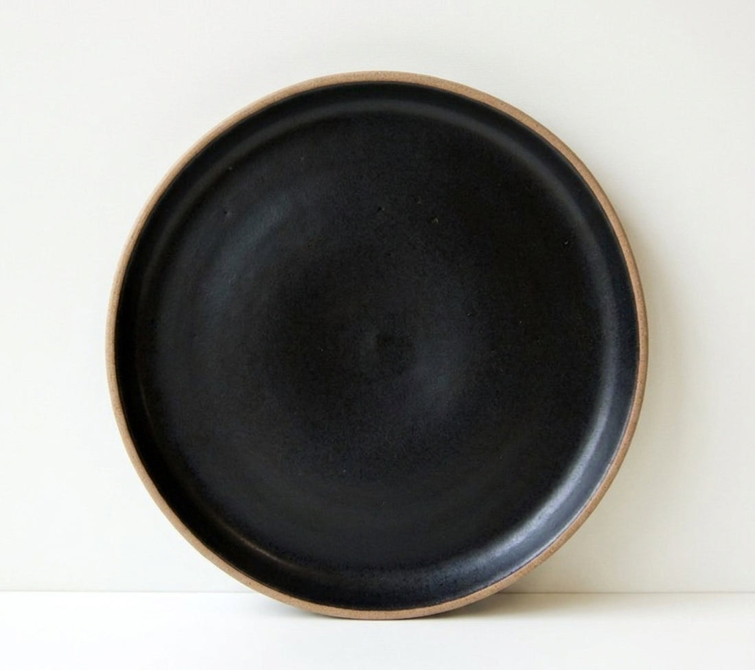 Prato Encontro Refeição Orgânico em cerâmica artesanal — argila Cappuccino, esmalte Preto Acetinado