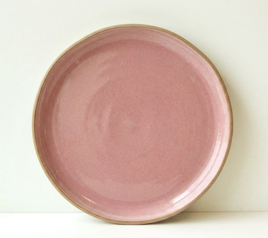 Prato Encontro Refeição Orgânico em cerâmica artesanal — argila Cappuccino, esmalte Rosa Barbie