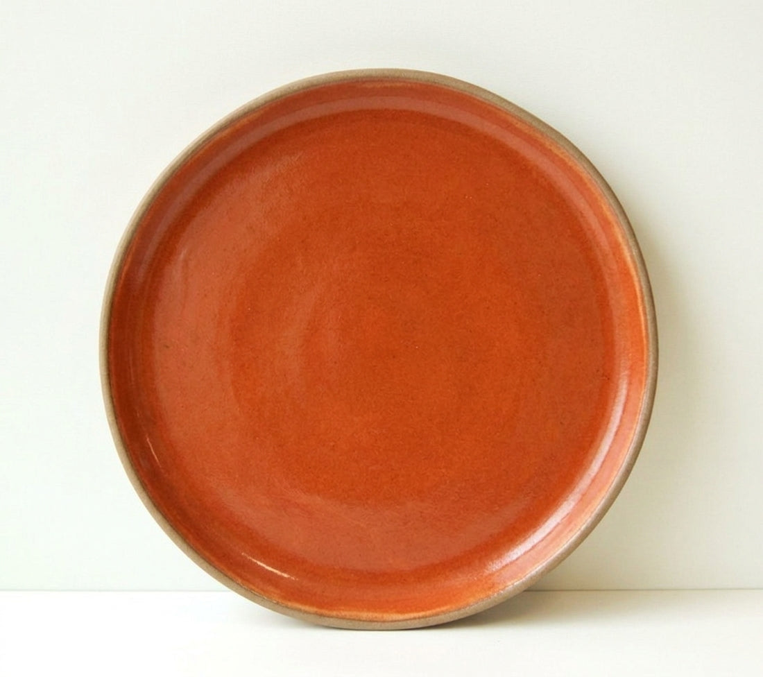 Prato Encontro Refeição Orgânico em cerâmica artesanal — argila Cappuccino, esmalte Sol de Terracota