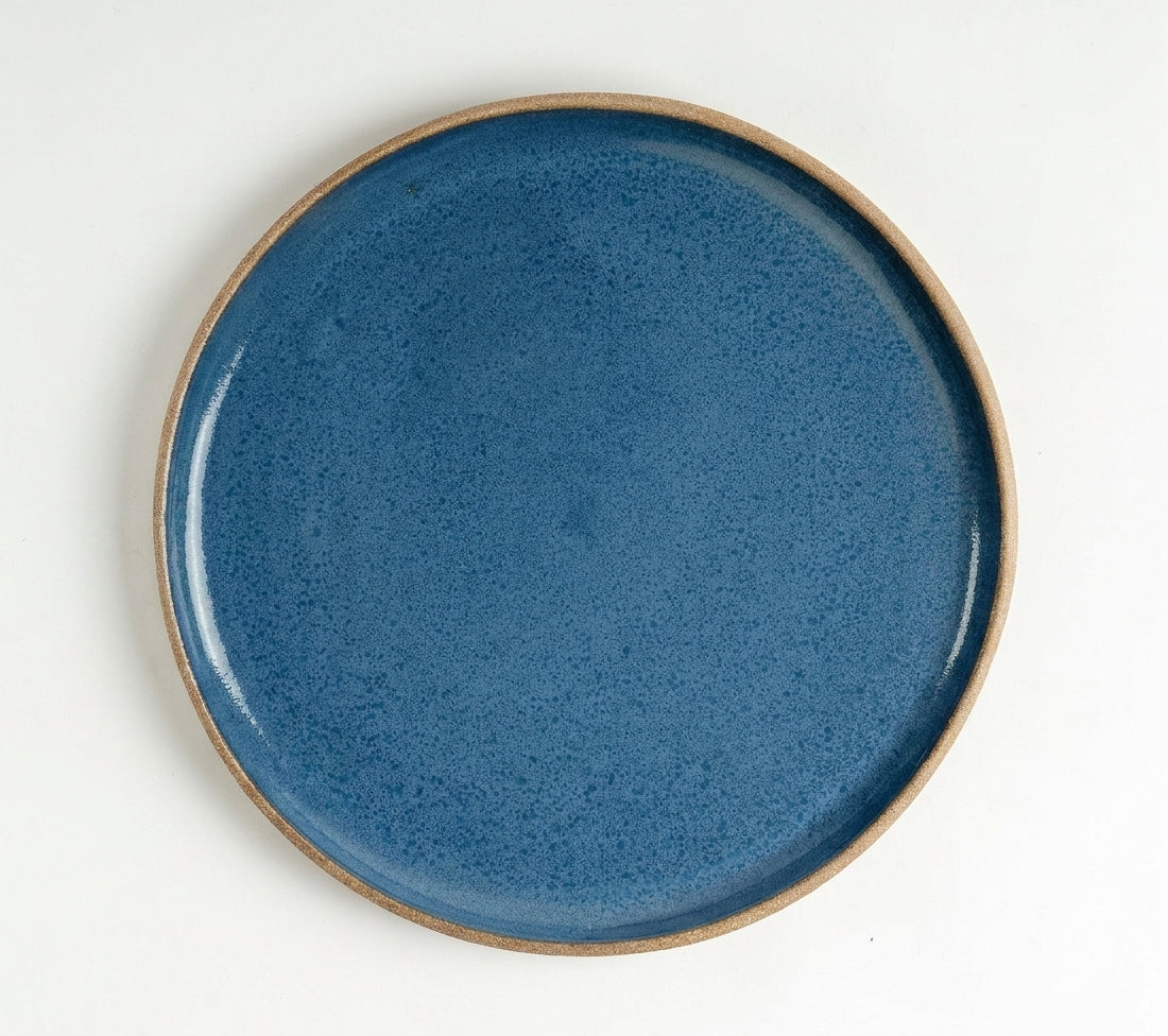 Prato Encontro Refeição em cerâmica artesanal — argila Cappuccino, esmalte Azul Safira