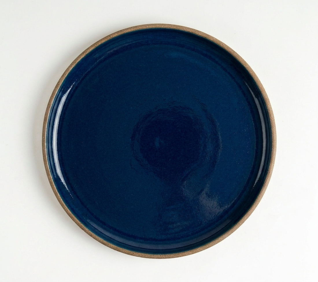 Prato Encontro Refeição em cerâmica artesanal — argila Cappuccino, esmalte Lazuli