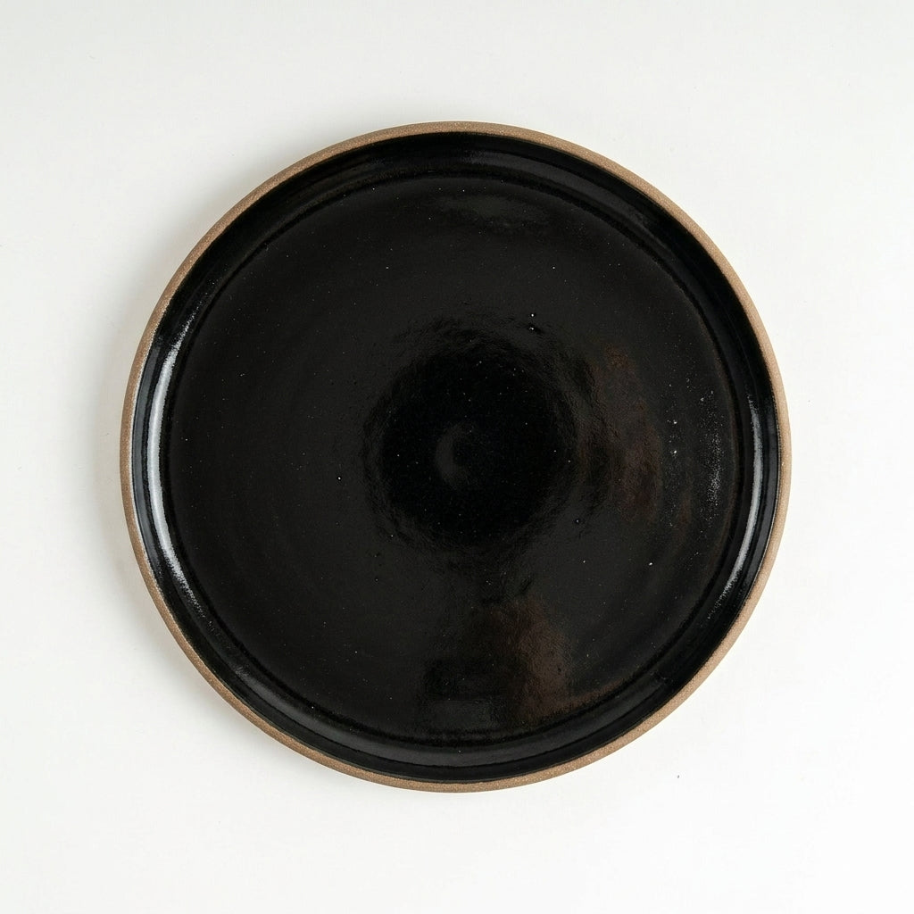 Prato Encontro Refeição em cerâmica artesanal — argila Cappuccino, esmalte Preto Ébano