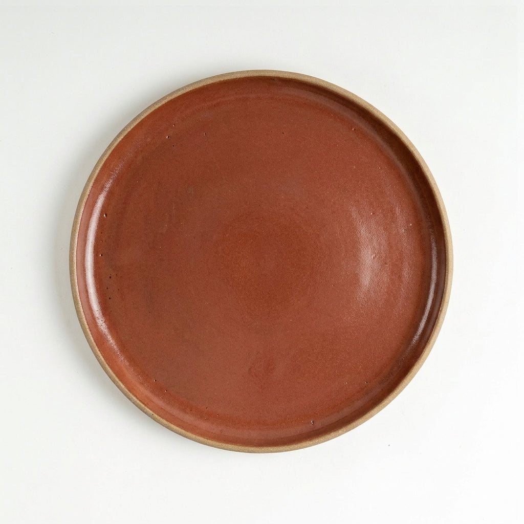 Prato Encontro Refeição em cerâmica artesanal — argila Cappuccino, esmalte Sol de Terracota