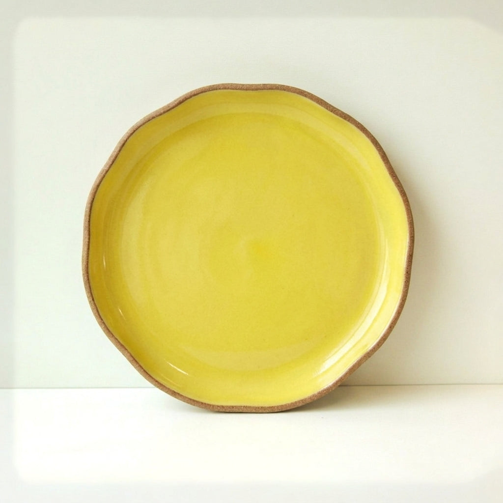 Prato Encontro Salada Orgânico em cerâmica artesanal — argila Cappuccino, esmalte Amarelo Intenso